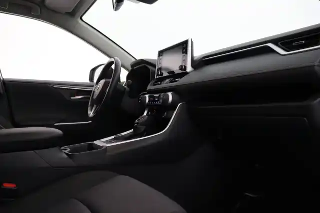 Valkoinen Maastoauto, Toyota RAV4 – XRH-665