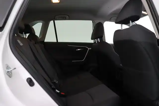 Valkoinen Maastoauto, Toyota RAV4 – XRH-665