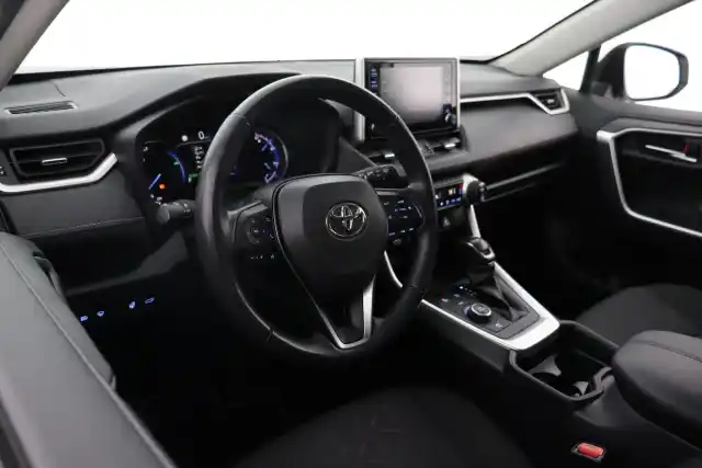Valkoinen Maastoauto, Toyota RAV4 – XRH-665