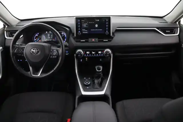Valkoinen Maastoauto, Toyota RAV4 – XRH-665
