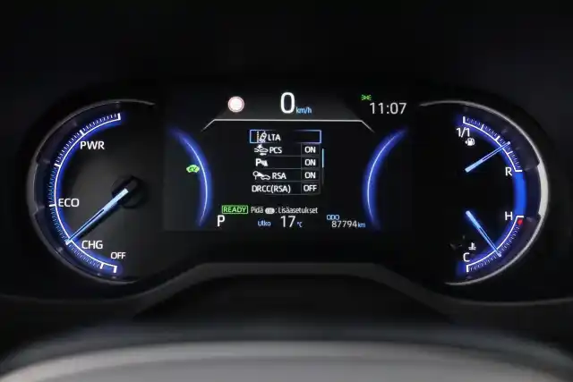 Valkoinen Maastoauto, Toyota RAV4 – XRH-665