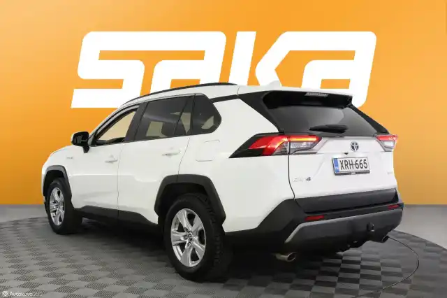 Valkoinen Maastoauto, Toyota RAV4 – XRH-665