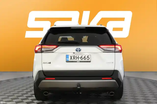 Valkoinen Maastoauto, Toyota RAV4 – XRH-665