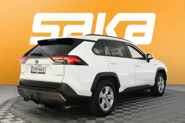 Valkoinen Maastoauto, Toyota RAV4 – XRH-665