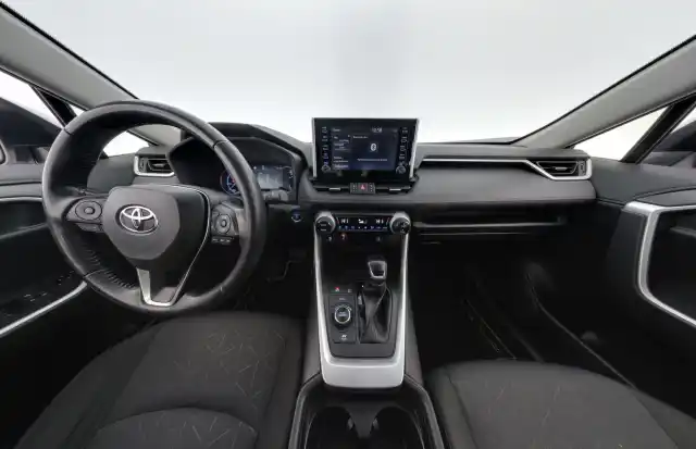 Valkoinen Maastoauto, Toyota RAV4 – XRH-665