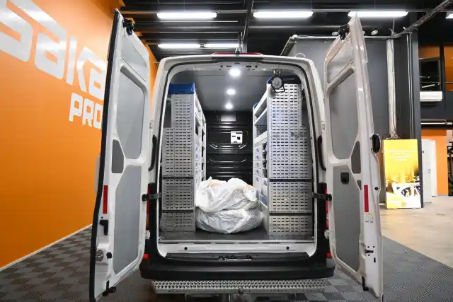 Valkoinen Pakettiauto, Volkswagen Crafter – XRH-895