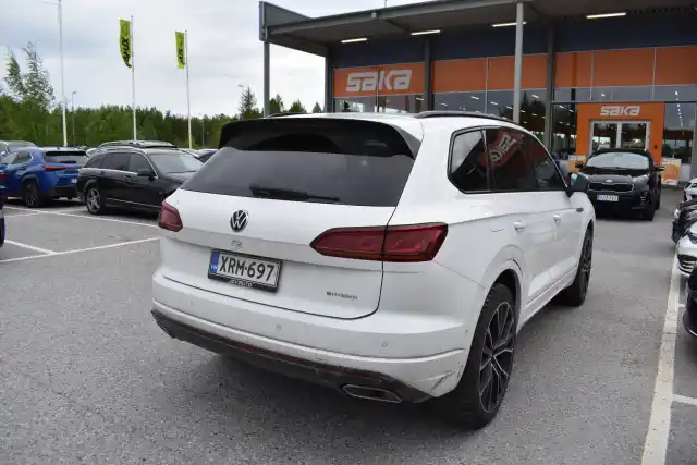 Valkoinen Maastoauto, Volkswagen Touareg – XRM-697