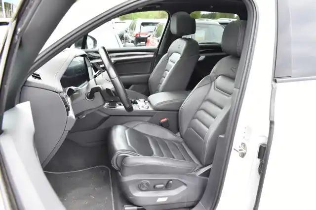 Valkoinen Maastoauto, Volkswagen Touareg – XRM-697