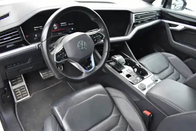 Valkoinen Maastoauto, Volkswagen Touareg – XRM-697