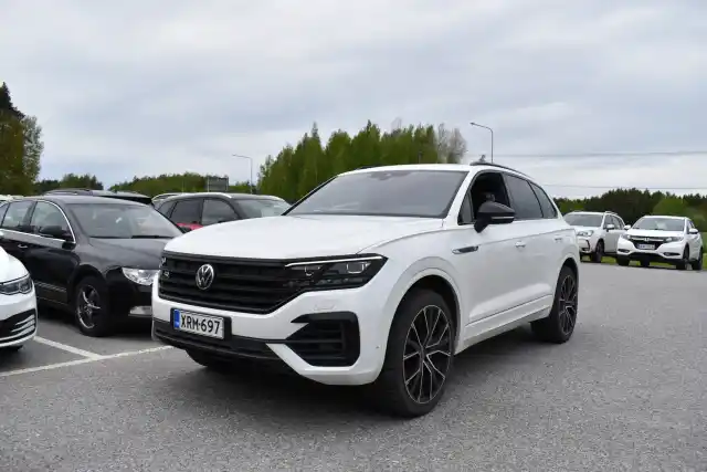 Valkoinen Maastoauto, Volkswagen Touareg – XRM-697