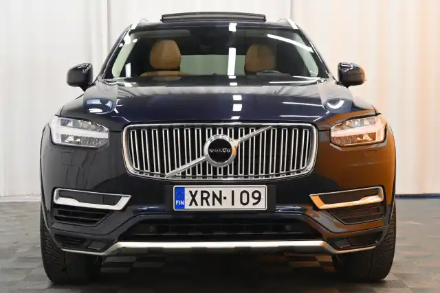 Sininen Maastoauto, Volvo XC90 – XRN-109