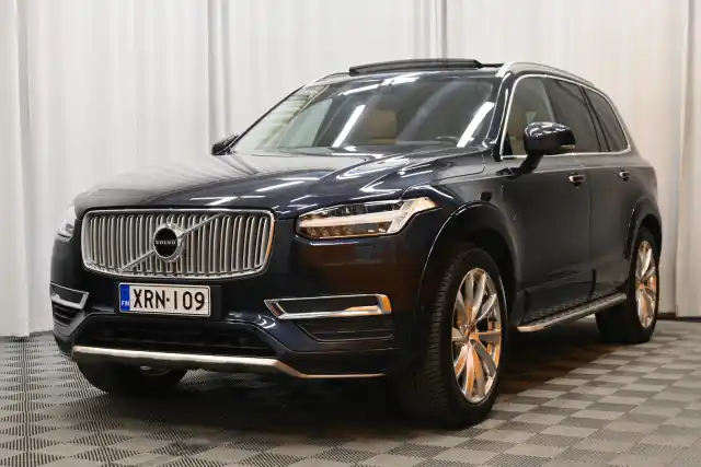 Sininen Maastoauto, Volvo XC90 – XRN-109