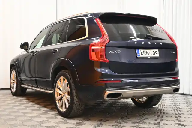 Sininen Maastoauto, Volvo XC90 – XRN-109