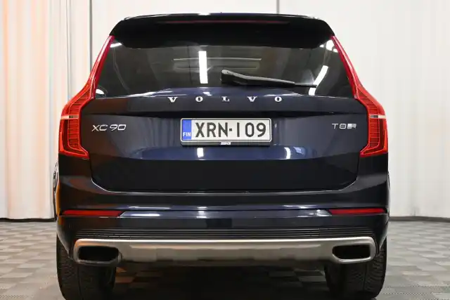 Sininen Maastoauto, Volvo XC90 – XRN-109