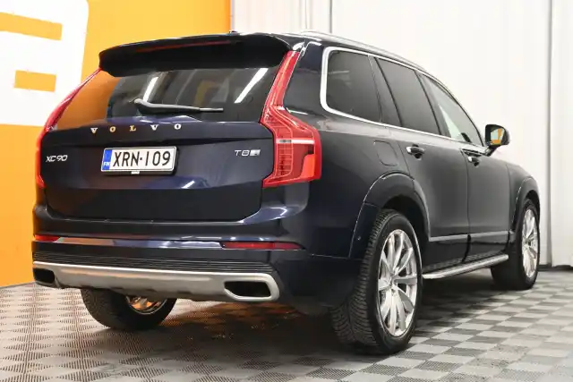 Sininen Maastoauto, Volvo XC90 – XRN-109