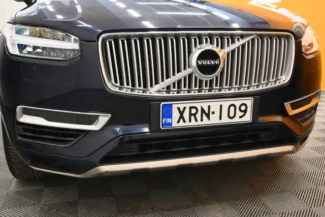 Sininen Maastoauto, Volvo XC90 – XRN-109