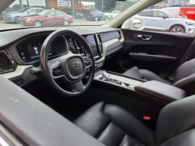 Valkoinen Maastoauto, Volvo XC60 – XRN-624