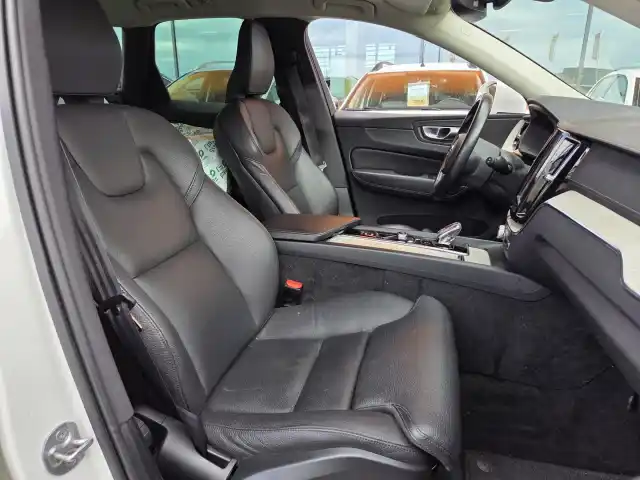 Valkoinen Maastoauto, Volvo XC60 – XRN-624