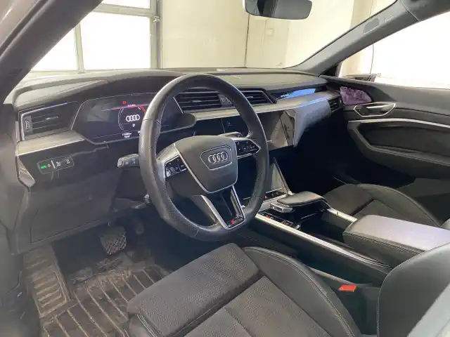 Valkoinen Maastoauto, Audi e-tron – XRO-290