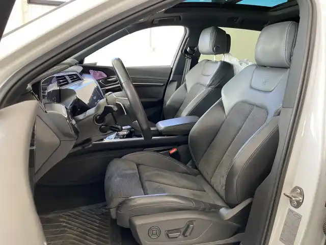 Valkoinen Maastoauto, Audi e-tron – XRO-290