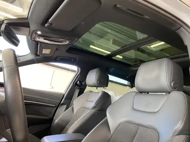 Valkoinen Maastoauto, Audi e-tron – XRO-290