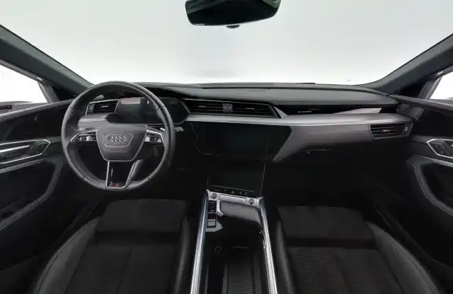 Valkoinen Maastoauto, Audi e-tron – XRO-290