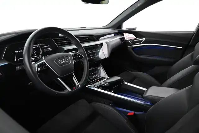 Valkoinen Maastoauto, Audi e-tron – XRO-290