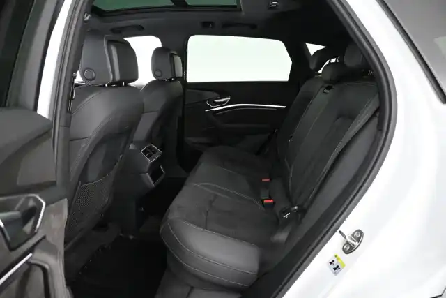 Valkoinen Maastoauto, Audi e-tron – XRO-290