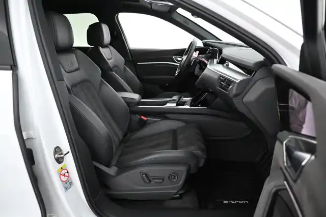 Valkoinen Maastoauto, Audi e-tron – XRO-290