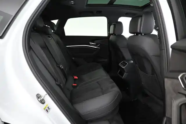 Valkoinen Maastoauto, Audi e-tron – XRO-290