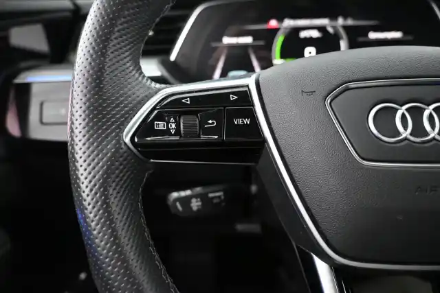 Valkoinen Maastoauto, Audi e-tron – XRO-290
