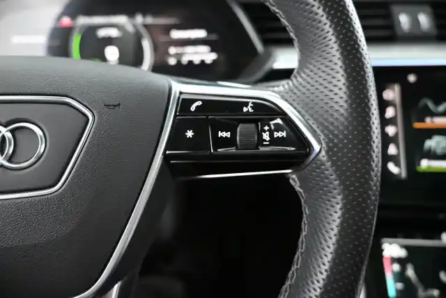 Valkoinen Maastoauto, Audi e-tron – XRO-290