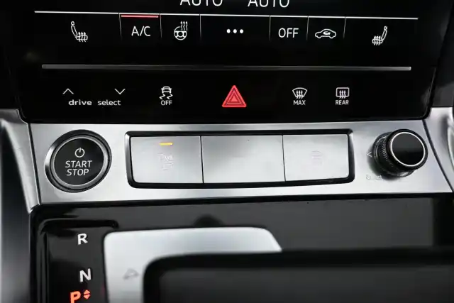 Valkoinen Maastoauto, Audi e-tron – XRO-290