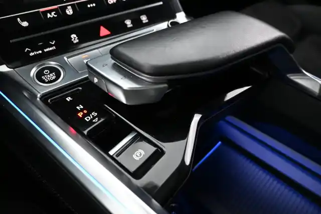 Valkoinen Maastoauto, Audi e-tron – XRO-290
