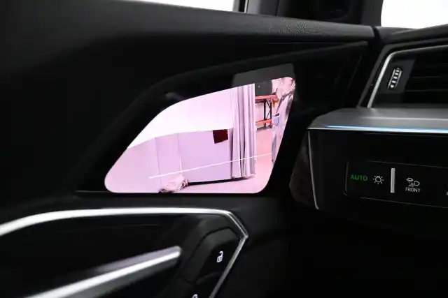 Valkoinen Maastoauto, Audi e-tron – XRO-290