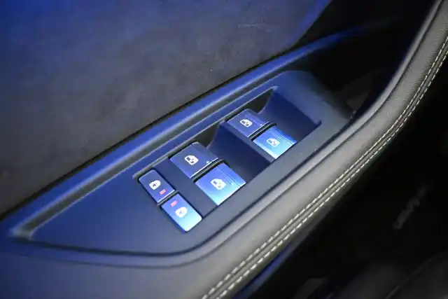 Valkoinen Maastoauto, Audi e-tron – XRO-290