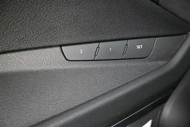 Valkoinen Maastoauto, Audi e-tron – XRO-290