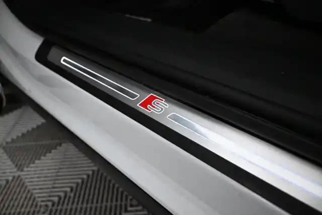 Valkoinen Maastoauto, Audi e-tron – XRO-290