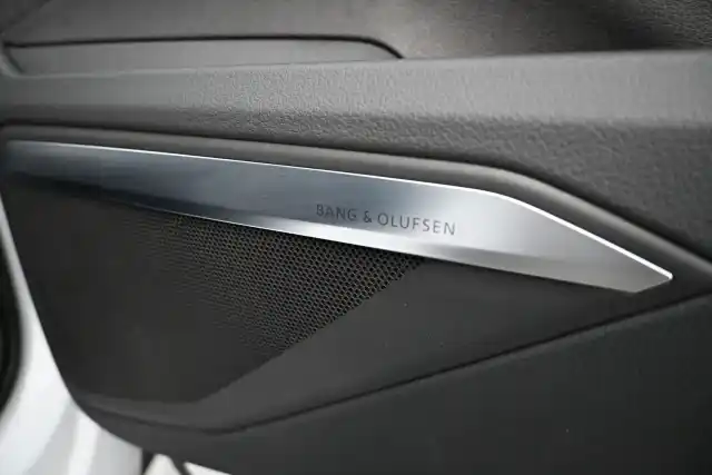 Valkoinen Maastoauto, Audi e-tron – XRO-290
