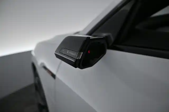 Valkoinen Maastoauto, Audi e-tron – XRO-290