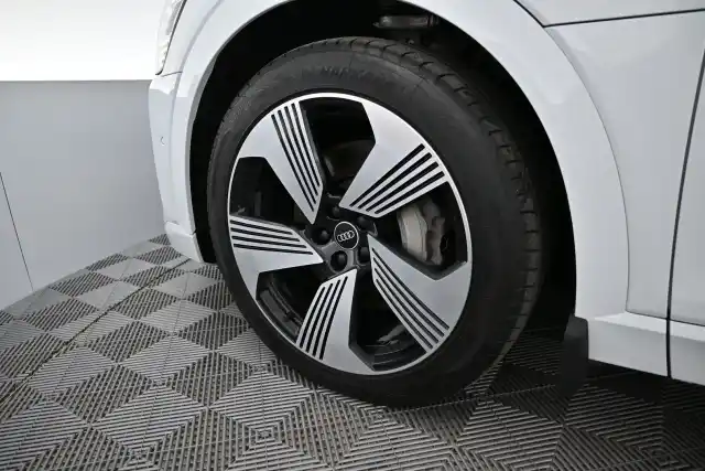 Valkoinen Maastoauto, Audi e-tron – XRO-290