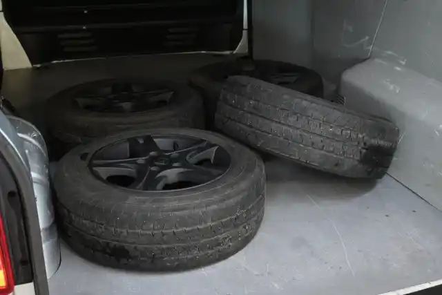 Hopea Pakettiauto, Volkswagen Transporter – XRP-311