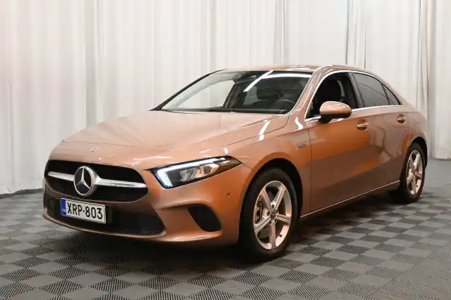 Ruskea Sedan, Mercedes-Benz A – XRP-803