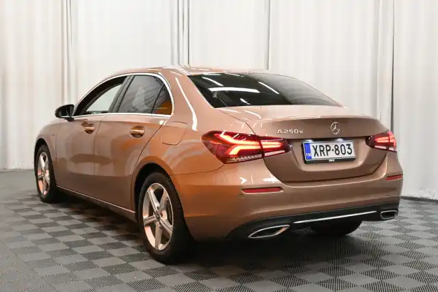 Ruskea Sedan, Mercedes-Benz A – XRP-803