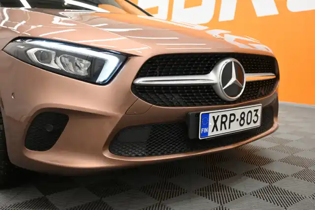 Ruskea Sedan, Mercedes-Benz A – XRP-803