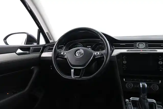 Musta Farmari, Volkswagen Passat – XRP-904