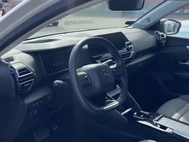 Valkoinen Sedan, Citroen e-C4 X – XRR-787