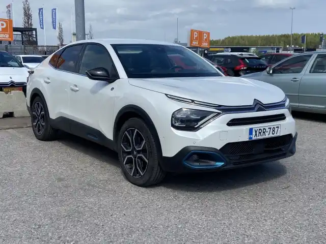 Valkoinen Sedan, Citroen e-C4 X – XRR-787