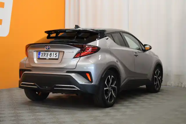 Harmaa Maastoauto, Toyota C-HR – XRX-815