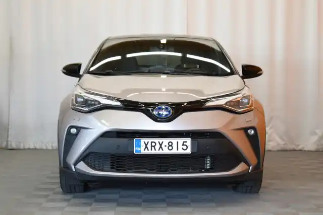 Harmaa Maastoauto, Toyota C-HR – XRX-815